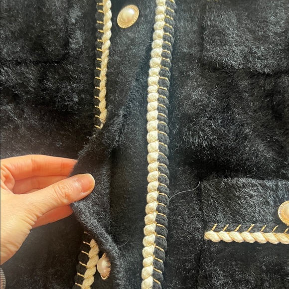 Elegant Black and White Thick Cardigan - Picture 8 of 9